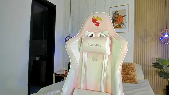 CameronCollins  online show from December 5, 2025, 7:32 pm