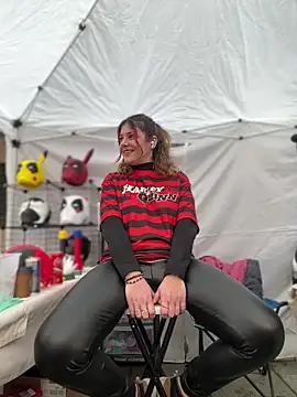 Snapshot of DaisyVibesss chatting on February 23, 2025, 1:10 pm DaisyVibesss online show from February 23, 2025, 1:10 pm