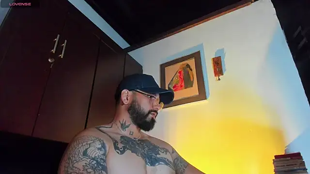 Snapshot of CamiloGray_ chatting on May 9, 2026, 1:38 pm CamiloGray online show from May 9, 2026, 1:38 pm