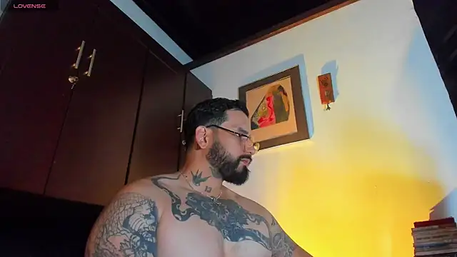 Snapshot of CamiloGray_ chatting on May 11, 2026, 1:39 pm CamiloGray online show from May 11, 2026, 1:39 pm