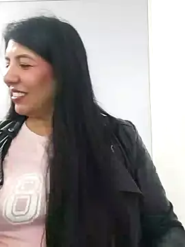 aisha latina online show from December 5, 2024, 2:44 pm