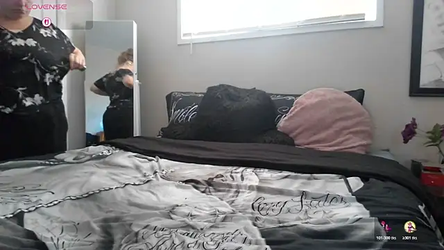 julimonroe online show from October 19, 2025, 4:07 pm