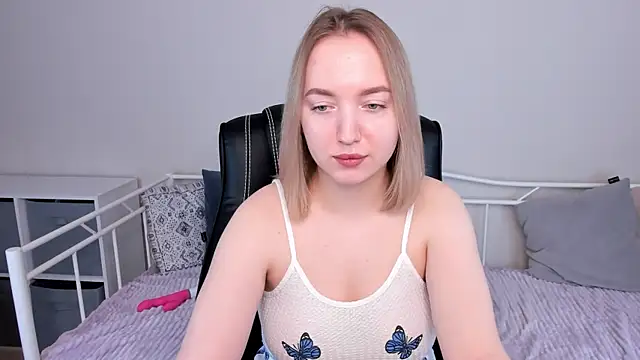 Snapshot of Shy_AnnaCutie chatting on February 17, 2025, 5:36 am Shy AnnaCutie online show from February 17, 2025, 5:36 am