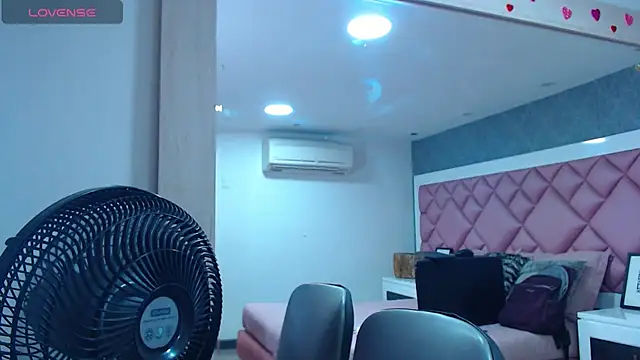 DanielaDuff online show from October 28, 2025, 7:49 pm