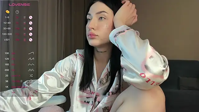 JenniferQueen11 online show from January 12, 2025, 12:33 pm