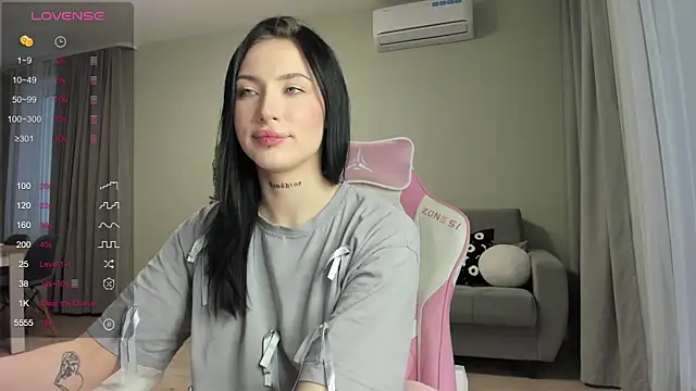 JenniferQueen11 online show from February 12, 2025, 10:56 am