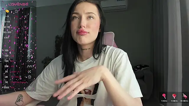 JenniferQueen11 online show from February 15, 2025, 8:11 am