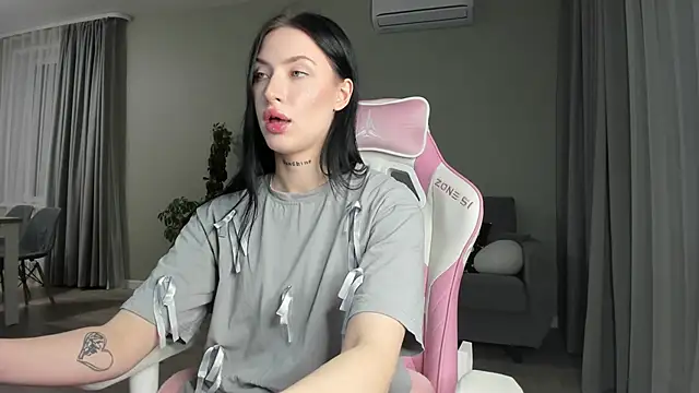 JenniferQueen11 online show from February 21, 2025, 2:59 pm