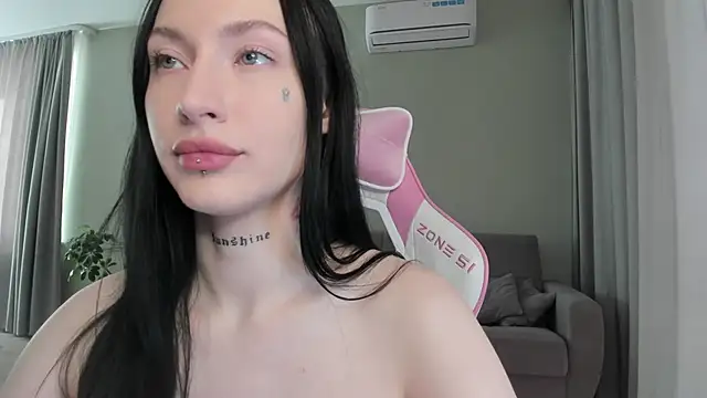 JenniferQueen11 online show from October 18, 2025, 6:26 am