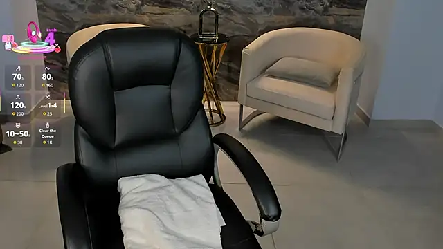 MadelineFox online show from November 18, 2025, 9:03 am