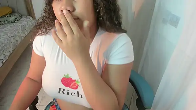 Lunastar02 online show from March 8, 2025, 7:20 pm