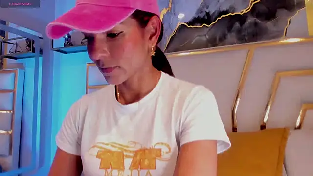 HannaPetit online show from April 7, 2026, 7:03 pm