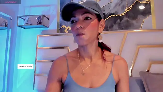 HannaPetit online show from April 13, 2026, 12:32 pm