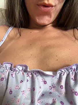 Emmabee123 online show from April 10, 2026, 5:50 pm