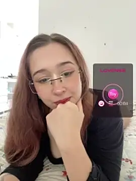 Snapshot of tsuki_chan_on chatting on June 7, 2026, 4:33 pm tsuki chan on online show from June 7, 2026, 4:33 pm