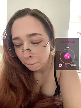 Snapshot of tsuki_chan_on chatting on August 4, 2026, 4:42 pm tsuki chan on online show from August 4, 2026, 4:42 pm