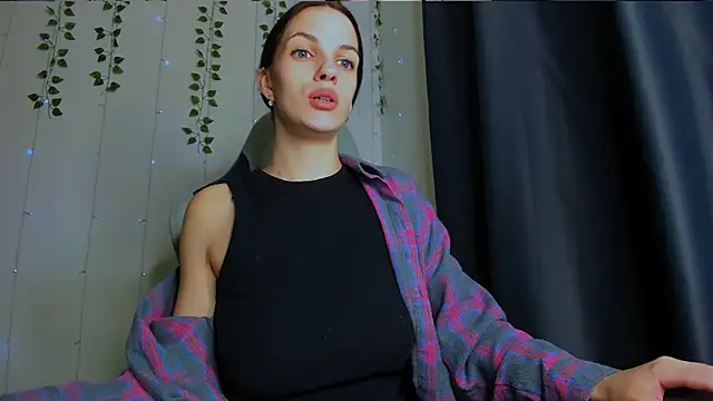 Snapshot of KarlaSim chatting on November 11, 2025, 7:25 pm KarlaSim online show from November 11, 2025, 7:25 pm