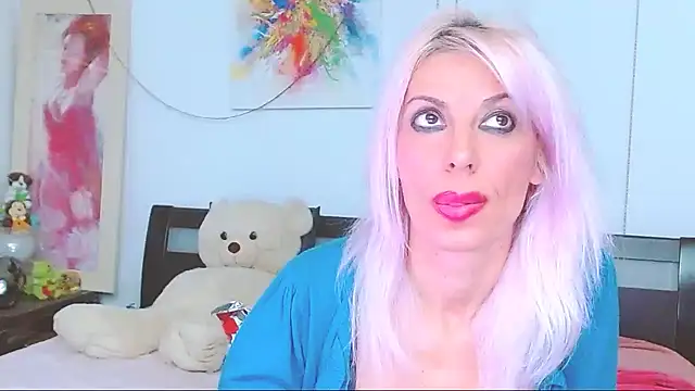 HoneyLara online show from October 28, 2025, 10:23 pm