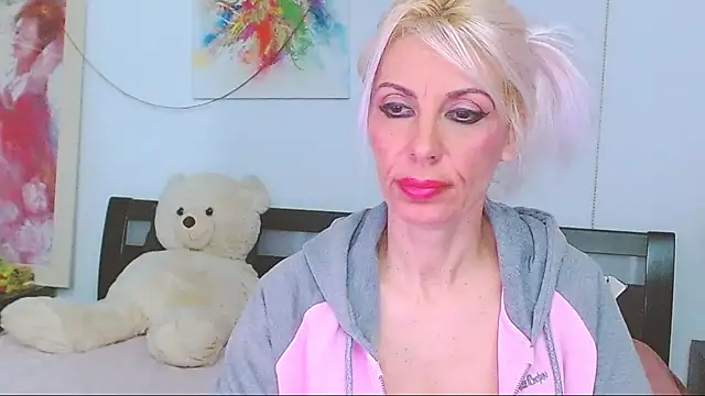 HoneyLara online show from November 19, 2025, 8:09 pm