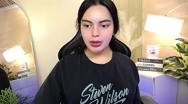 HotstuffCherrySummer online show from January 13, 2025, 6:16 am