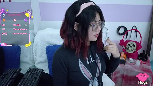 Catwhite  online show from October 27, 2025, 8:02 pm