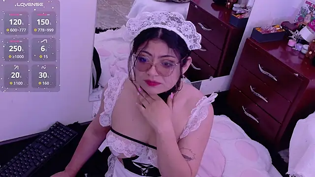 Catwhite  online show from April 13, 2026, 7:19 pm