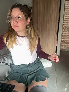 Darling XXX online show from April 8, 2026, 7:47 pm