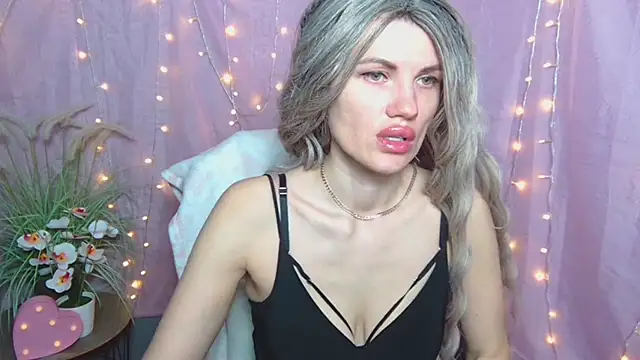 MilaLoona online show from April 18, 2026, 6:06 am