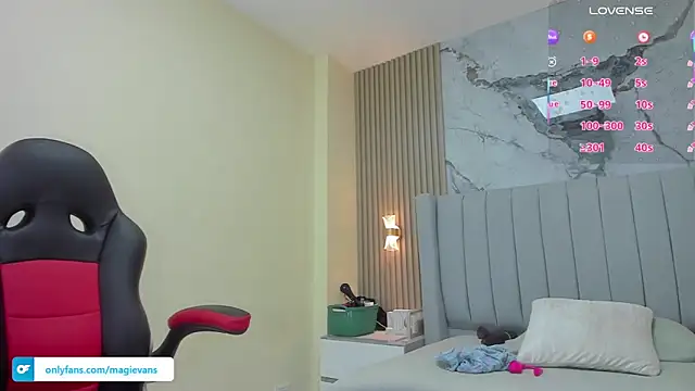 MAGIEVANS1 online show from October 1, 2025, 12:33 pm