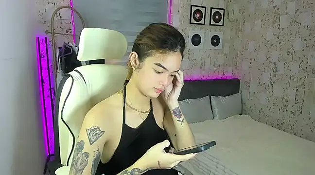 AlexandraMooree online show from January 17, 2025, 1:46 pm