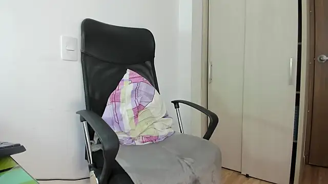 curly  blue online show from March 19, 2026, 11:58 am