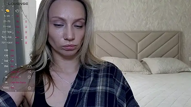 Snapshot of Alice_Wonders chatting on April 22, 2026, 7:33 am Alice Wonders online show from April 22, 2026, 7:33 am