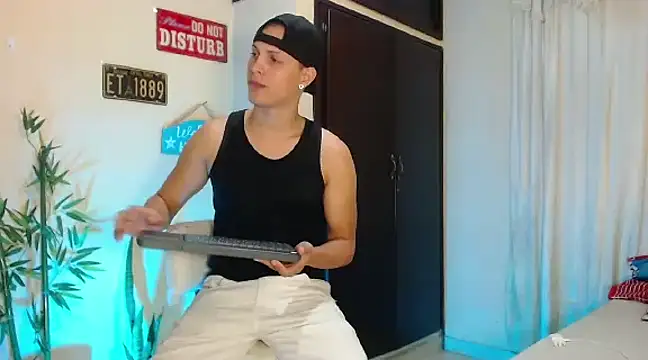 Snapshot of DavidNeill chatting on December 21, 2024, 3:31 pm DavidNeill online show from December 21, 2024, 3:31 pm