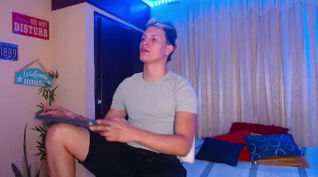 Snapshot of DavidNeill chatting on March 17, 2025, 8:51 pm DavidNeill online show from March 17, 2025, 8:51 pm