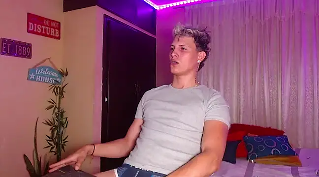 Snapshot of DavidNeill chatting on March 17, 2025, 11:54 pm DavidNeill online show from March 17, 2025, 11:54 pm