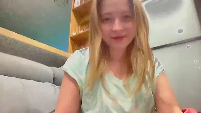 Snapshot of CharmingSarah chatting on December 15, 2024, 5:31 pm CharmingSarah online show from December 15, 2024, 5:31 pm