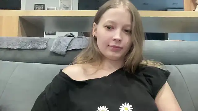 Snapshot of CharmingSarah chatting on June 18, 2026, 4:22 pm CharmingSarah online show from June 18, 2026, 4:22 pm
