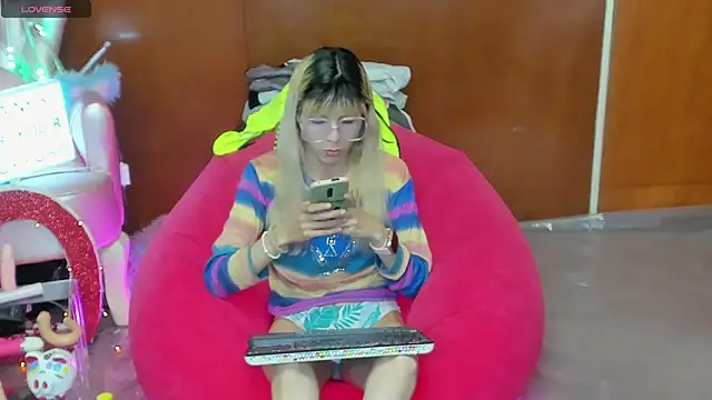 Snapshot of Skinygirl chatting on April 6, 2026, 10:54 pm Skinygirl online show from April 6, 2026, 10:54 pm