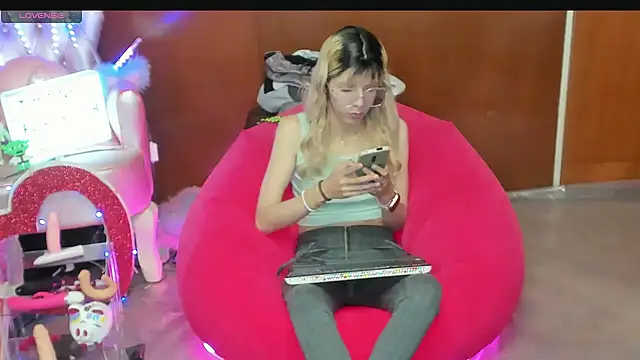 Snapshot of Skinygirl chatting on April 8, 2026, 11:27 pm Skinygirl online show from April 8, 2026, 11:27 pm