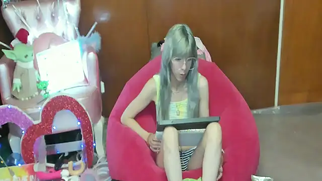 Snapshot of Skinygirl chatting on May 4, 2026, 11:12 pm Skinygirl online show from May 4, 2026, 11:12 pm
