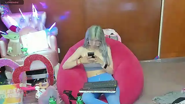 Snapshot of Skinygirl chatting on May 6, 2026, 9:53 pm Skinygirl online show from May 6, 2026, 9:53 pm