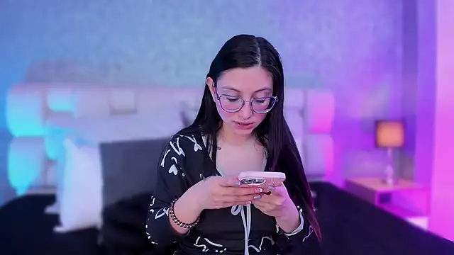 lucy neil online show from February 4, 2025, 7:11 pm