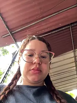 Snapshot of Lucyklein2022 chatting on March 20, 2025, 1:59 pm Lucyklein2022 online show from March 20, 2025, 1:59 pm