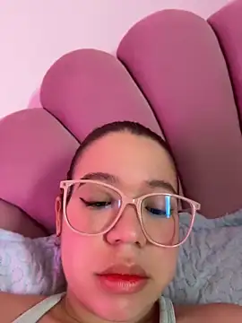 Lucyklein2022 online show from April 19, 2026, 3:11 pm