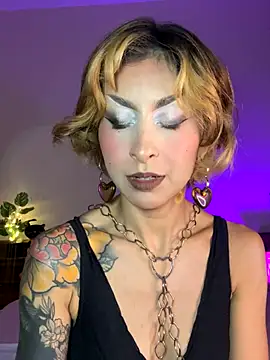 Cinamoonn online show from October 7, 2025, 6:27 pm