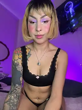 Cinamoonn online show from April 16, 2026, 4:08 pm