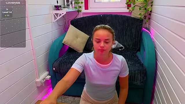 Snapshot of Misss_Vikk chatting on September 10, 2025, 6:13 am Misss Vikk online show from September 10, 2025, 6:13 am