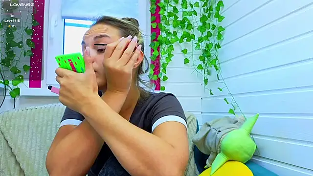 Snapshot of Misss_Vikk chatting on September 24, 2025, 5:55 am Misss Vikk online show from September 24, 2025, 5:55 am