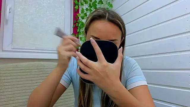 Snapshot of Misss_Vikk chatting on October 25, 2025, 6:43 am Misss Vikk online show from October 25, 2025, 6:43 am