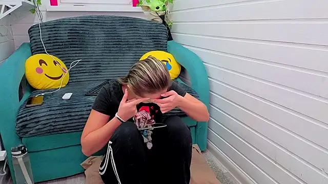 Snapshot of Misss_Vikk chatting on November 21, 2025, 6:56 am Misss Vikk online show from November 21, 2025, 6:56 am